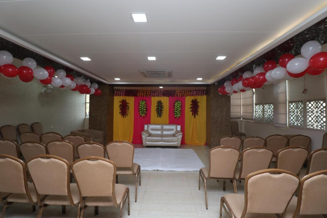 Oyo 29382 Golden Laurel Inn Deoria Dış mekan fotoğraf